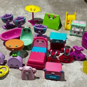 McDonald's Happy Meal Toys
Shopkins Mix Lot of 28